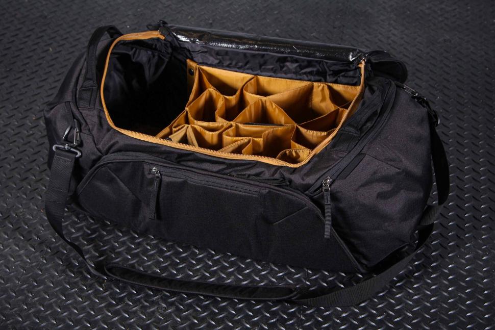2023 Thule RoundTrip bike duffel black - open.jpg