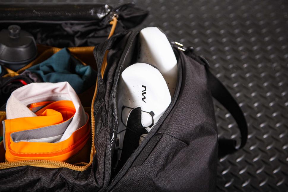 2023 Thule RoundTrip bike duffel black - shoe pocket 2.jpg