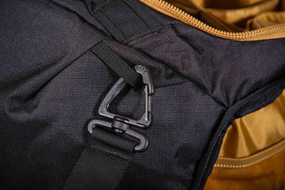 2023 Thule RoundTrip bike duffel black - strap clip.jpg