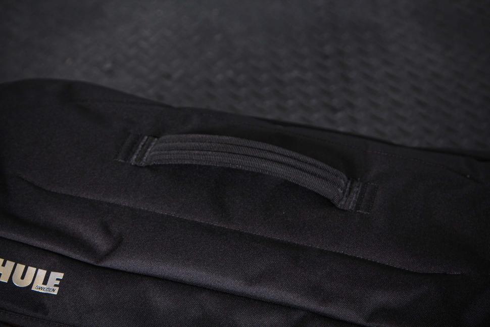 2023 Thule RoundTrip bike duffel black - top handle.jpg