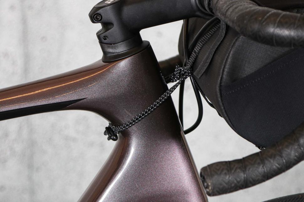 2023 Topeak Tubular Barbag - head tube strap.jpg