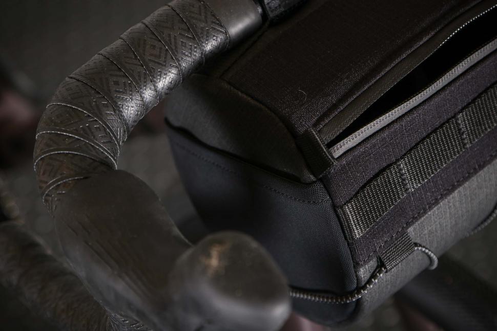 2023 Topeak Tubular Barbag - side pocket.jpg