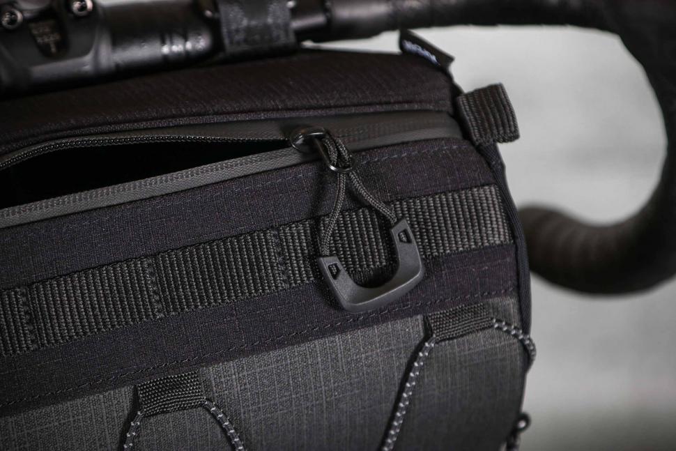 2023 Topeak Tubular Barbag - zip detail.jpg