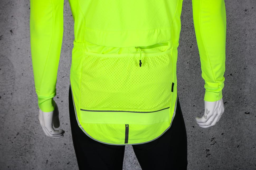 2023 Van Rysel Men's Long-Sleeved Road Cycling Winter Jacket Racer Extreme - tail and pockets.jpg