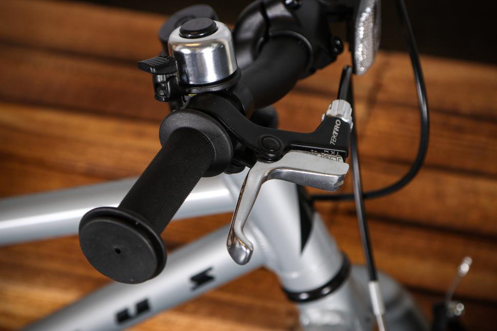 2023 Vitus 14 Kids Bike - bar and lever.jpg