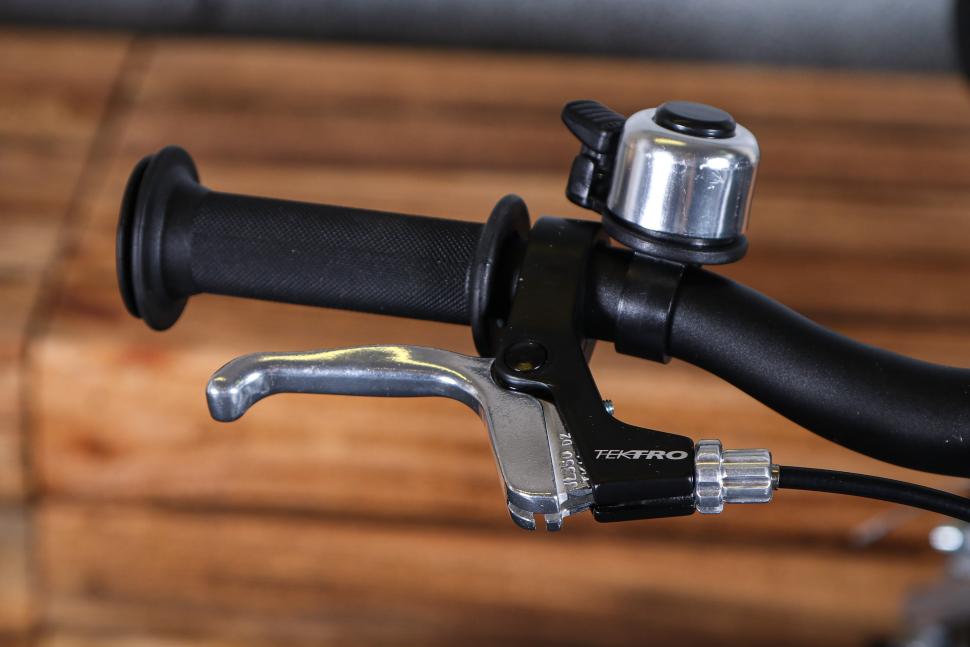 2023 Vitus 14 Kids Bike - brake lever and grip_.jpg