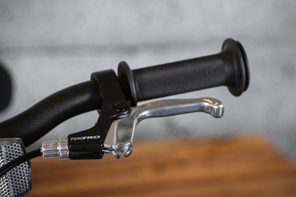 2023 Vitus 14 Kids Bike - brake lever.jpg