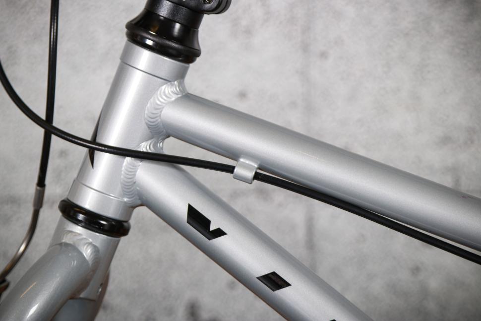 2023 Vitus 14 Kids Bike - cable routing.jpg