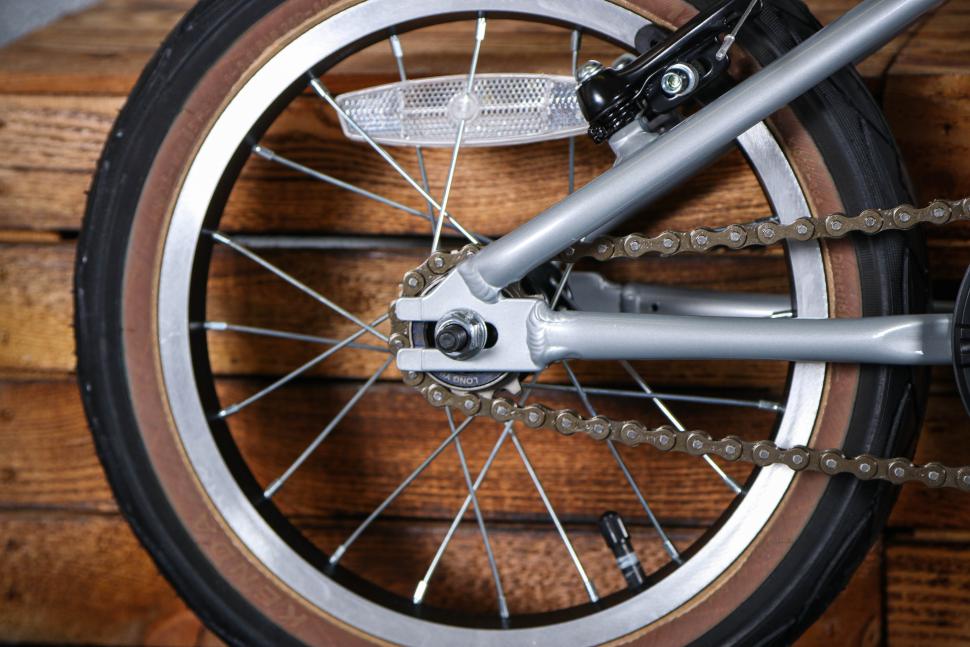 2023 Vitus 14 Kids Bike - rear sprocket and dropout.jpg