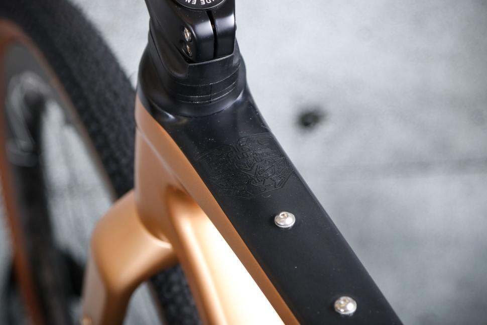 2023 Yoeleo G21 DB PRO Gravel Bike - top tube detail.jpg