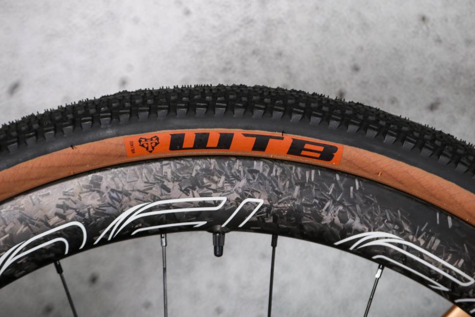 2023 Yoeleo G21 DB PRO Gravel Bike - tyre and rim 1.jpg