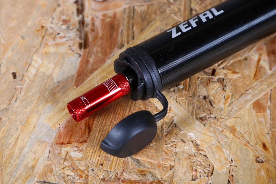 2023 Zefal Gravel Mini pump - hose lid.jpg
