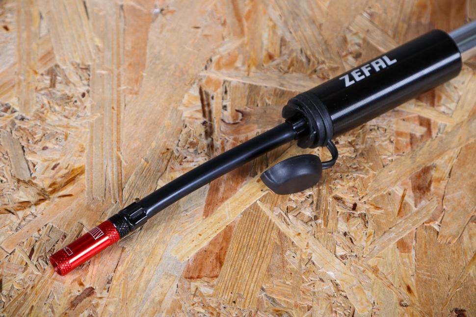 2023 Zefal Gravel Mini pump - hose.jpg