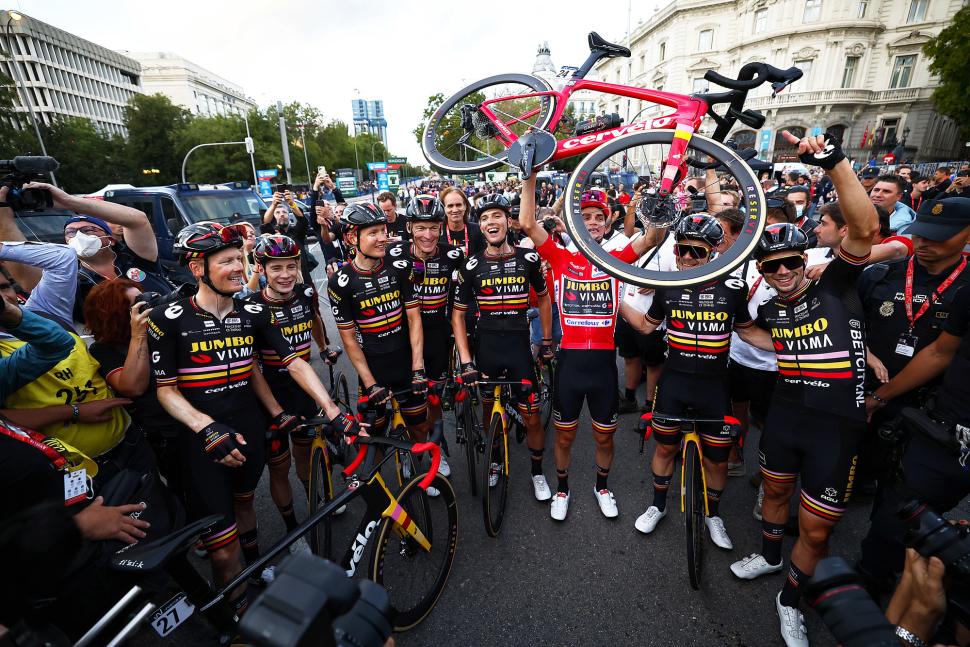 Jumbo-Visma celebrate after stage 21, 2023 Vuelta a España (Rafa Gomez/SprintCyclingAgency)