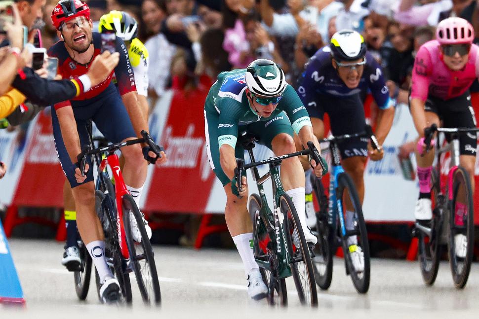 Kaden Groves wins stage 21, 2023 Vuelta a Espa&ntilde;a (Rafa Gomez/SprintCyclingAgency)