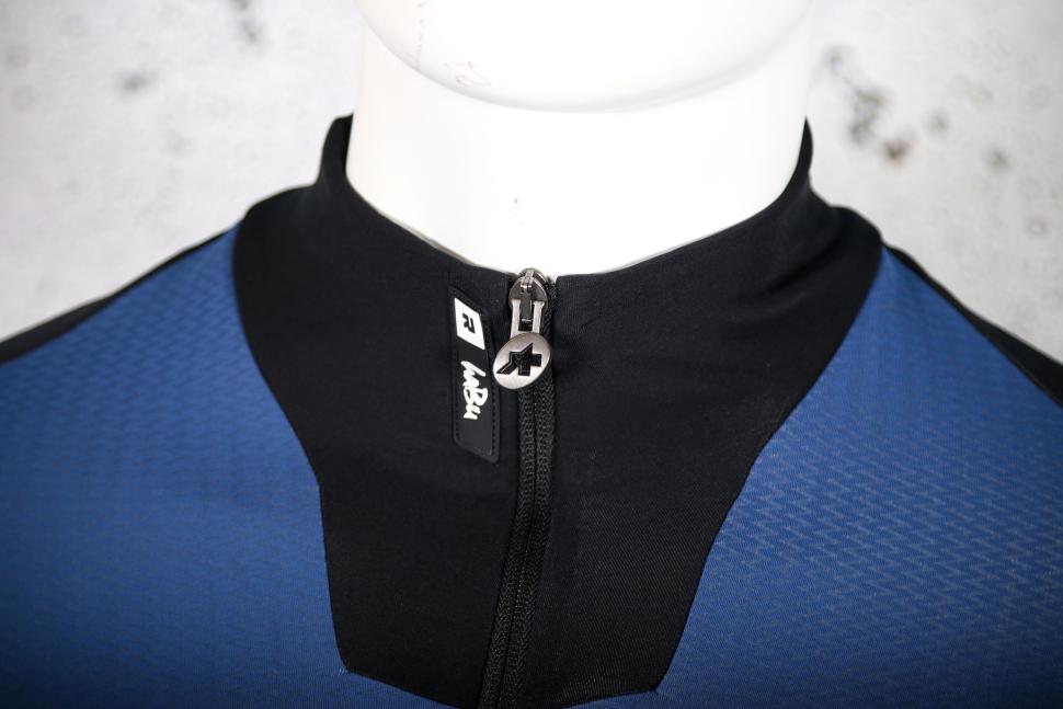 2024 Assos EQUIPE R HABU WINTER JACKET S11 - collar.jpg