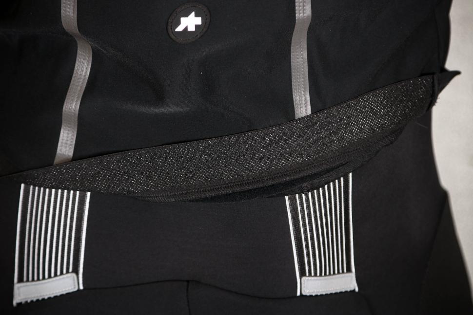 2024 Assos EQUIPE R HABU WINTER JACKET S11 - gripper.jpg