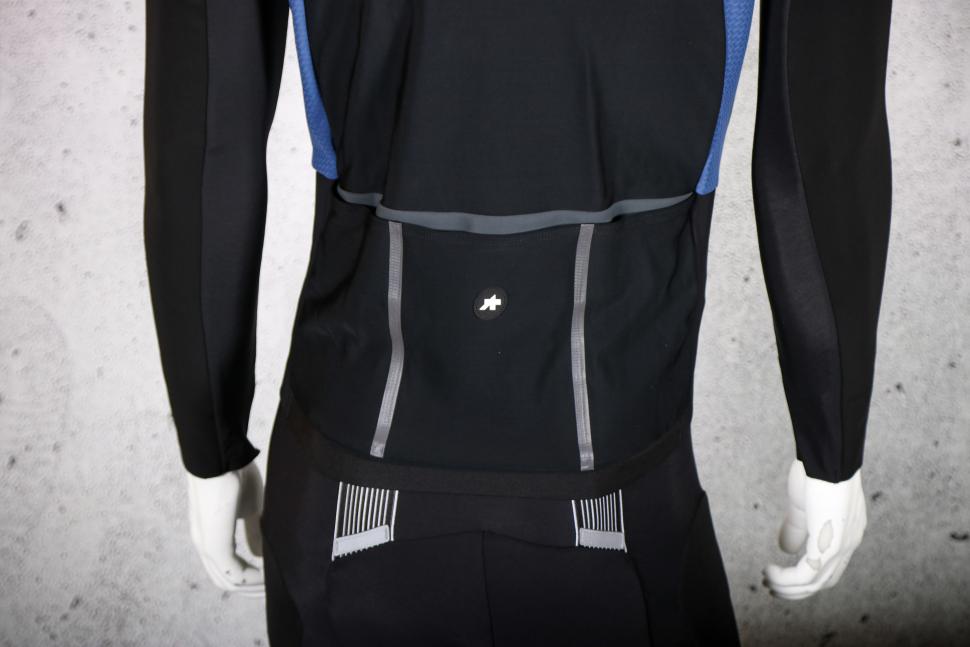 2024 Assos EQUIPE R HABU WINTER JACKET S11 - pockets.jpg