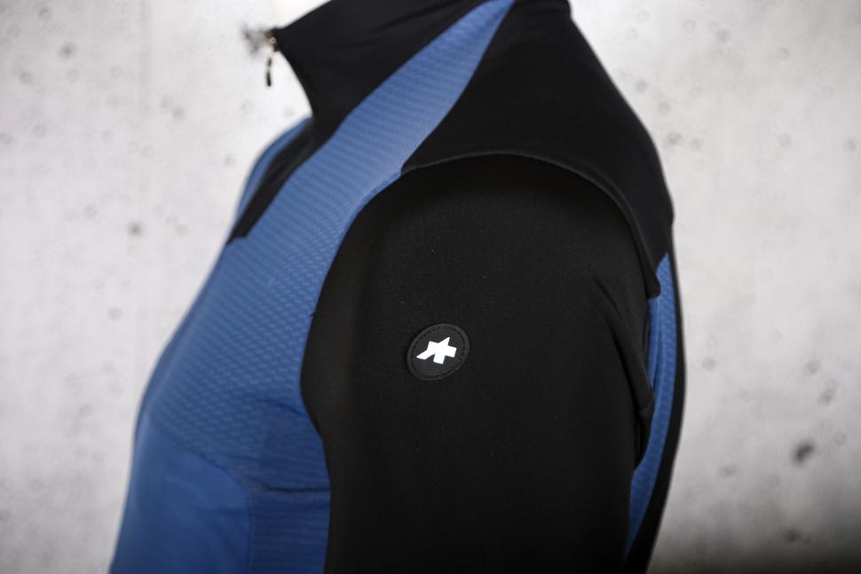 2024 Assos EQUIPE R HABU WINTER JACKET S11 - shoulder.jpg