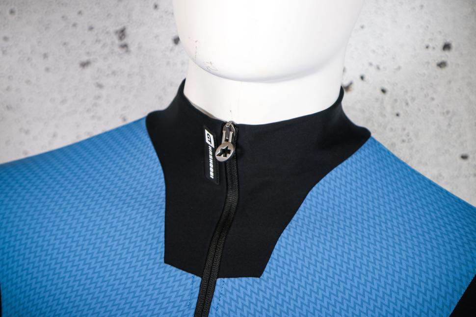 2024 Assos MILLE GT HASHOOGI WINTER JACKET S11 - collar 1.jpg