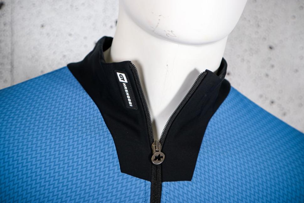 2024 Assos MILLE GT HASHOOGI WINTER JACKET S11 - collar 2.jpg
