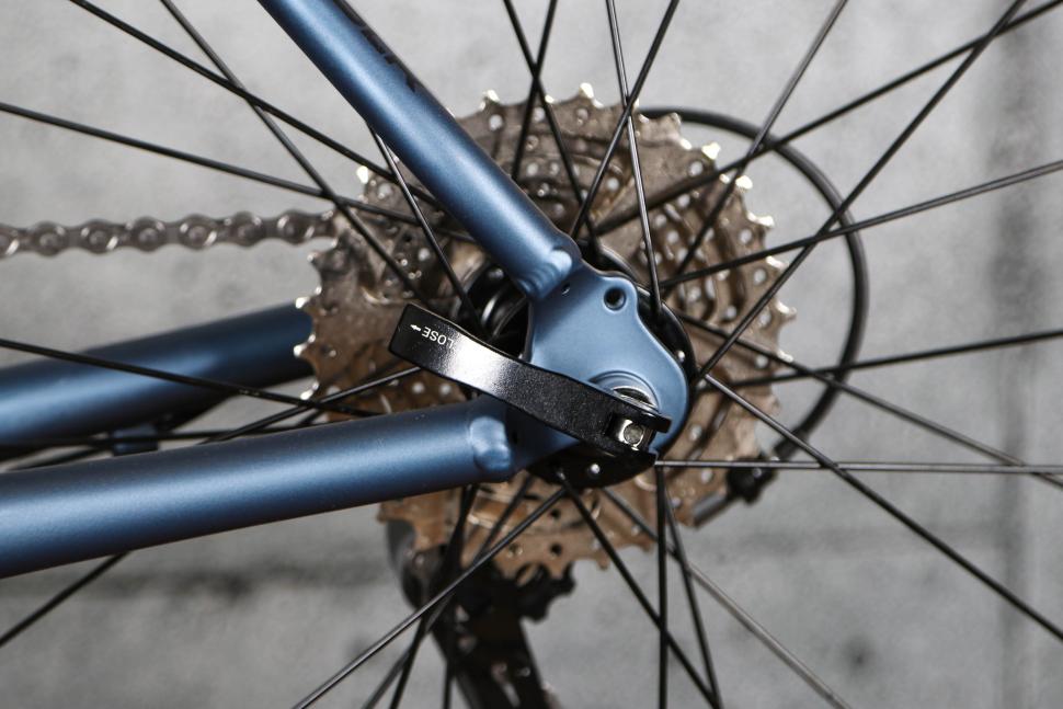 2024 Boardman SLR 8.6 - rear quick release.jpg