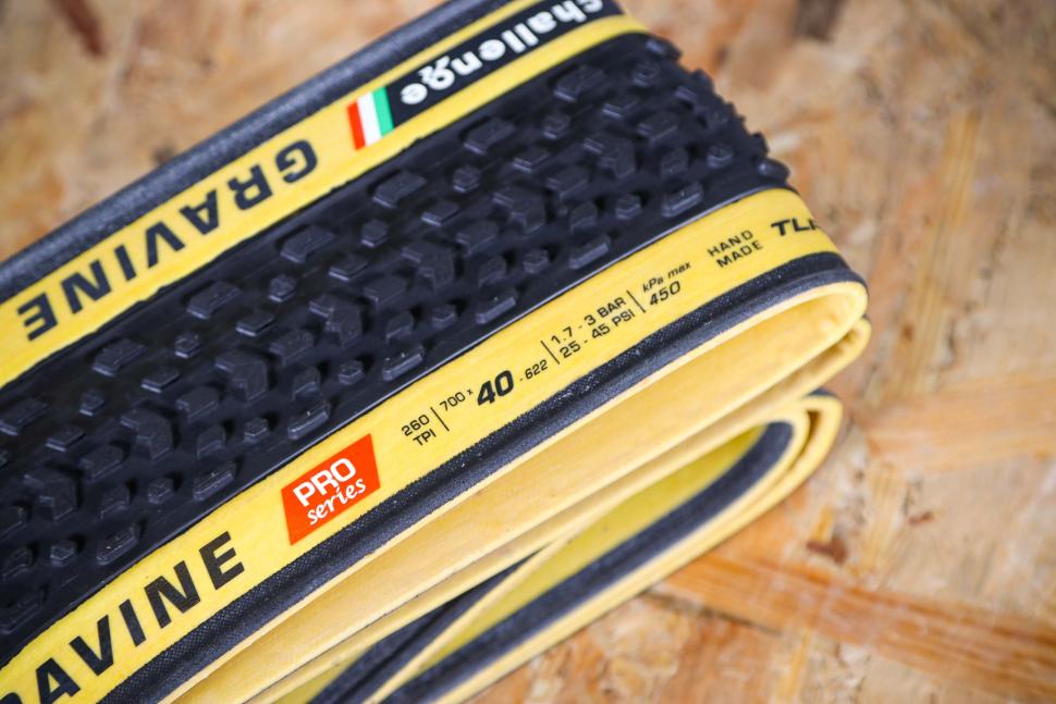 2024 Challenge Gravine PRO Handmade Tubeless Ready Gravel Tyre - detail.jpg