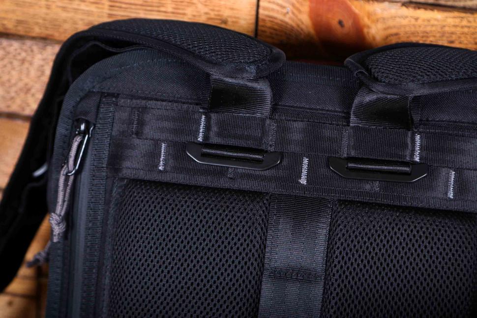 2024 Chrome Industries Hawes 26L Pack - straps.jpg