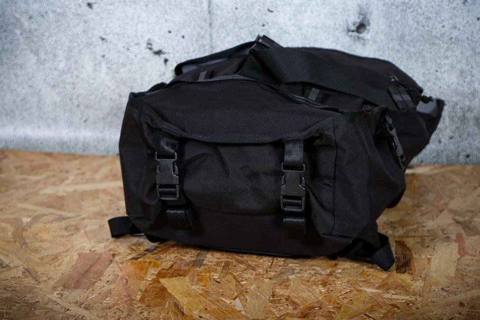2024 Chrome Warsaw 30L Pack - base.jpg