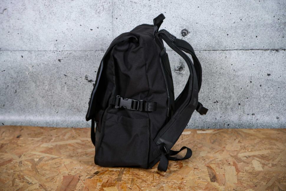 2024 Chrome Warsaw 30L Pack - side.jpg