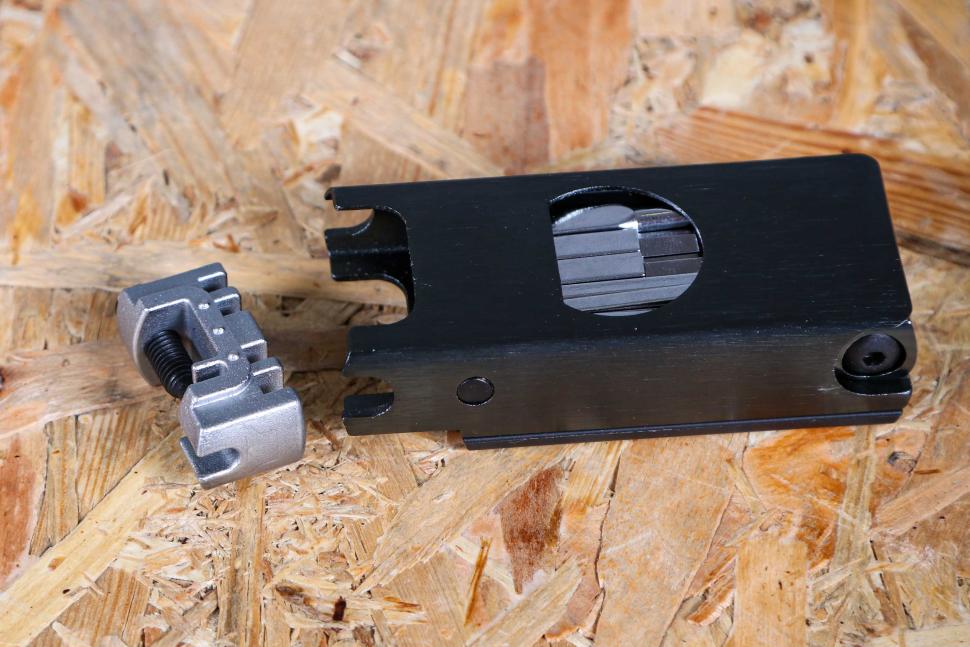 2024 Crankbrothers F16 multi tool - chain tool 2.jpg