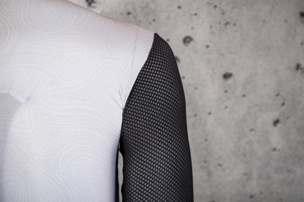 2024 EKOI Road Grey Mid-Season Jersey - shoulder detail.jpg