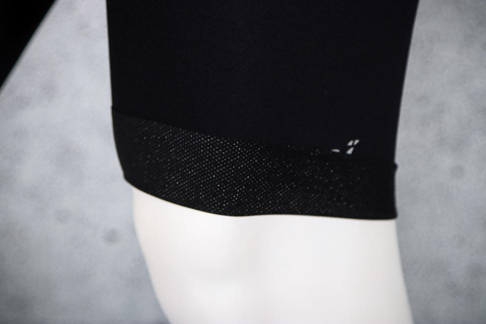2024 EKOI SUPERSOFT Short Bib Shorts Black - cuff gripper.jpg