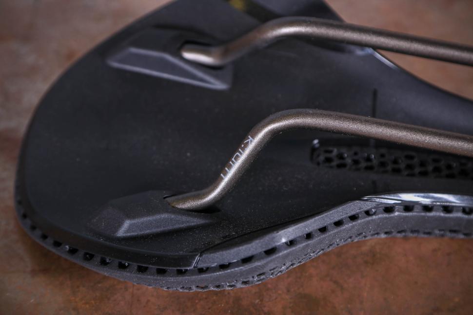 2024 Fizik Vento Antares R3 - rail detail.jpg
