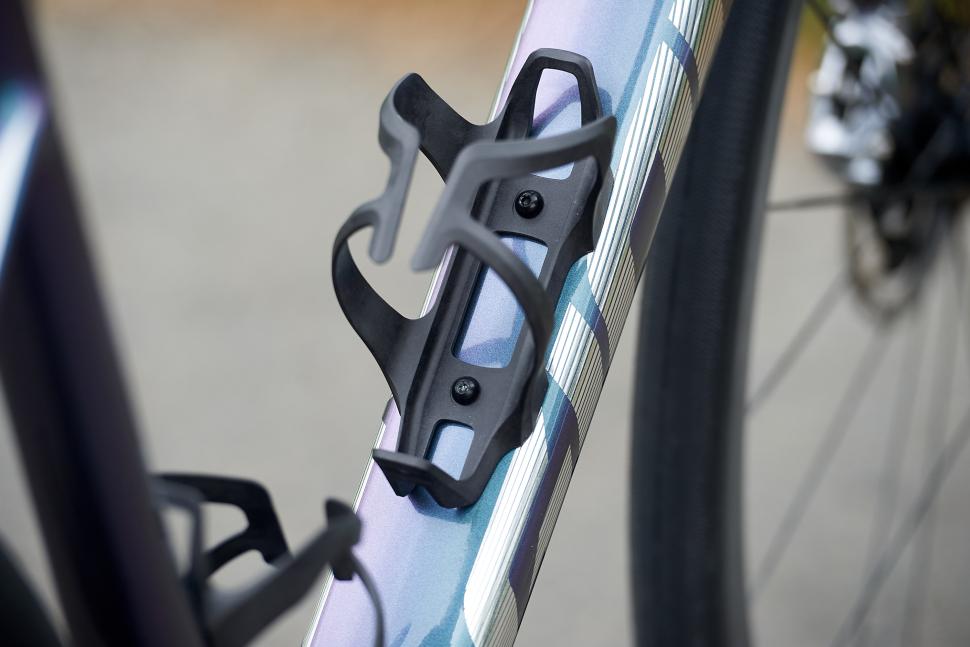 2024 Giant Defy Advanced SL 0 - bottle cage.jpg