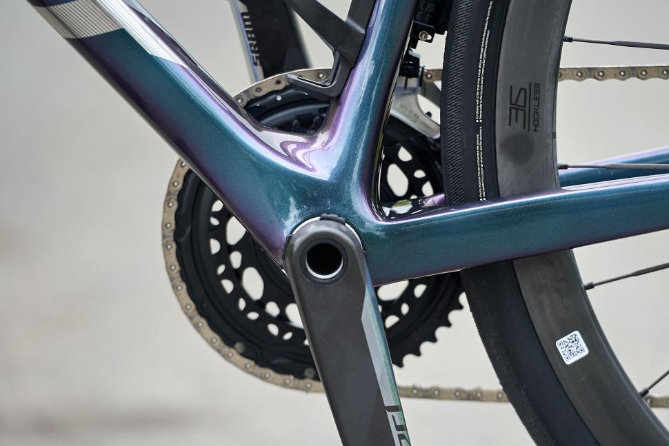 2024 Giant Defy Advanced SL 0 - bottom bracket.jpg