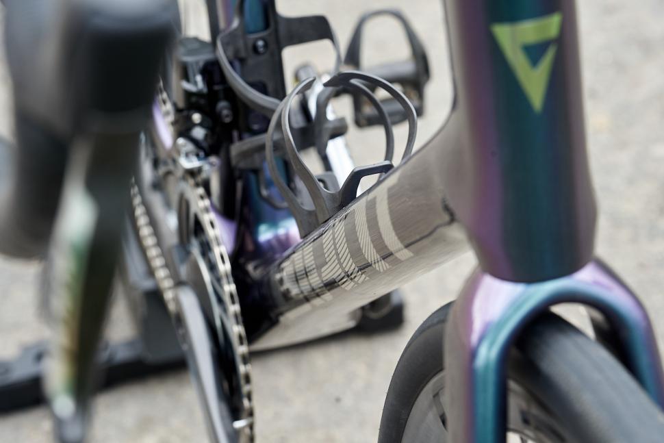 2024 Giant Defy Advanced SL 0 - down tube.jpg