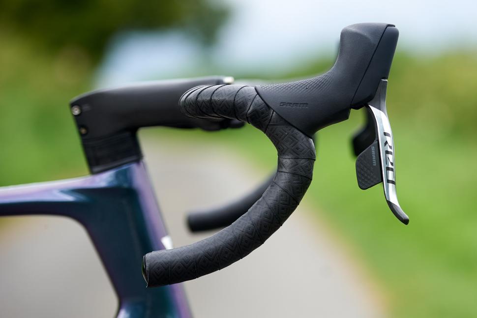 2024 Giant Defy Advanced SL 0 - drop bar and lever.jpg