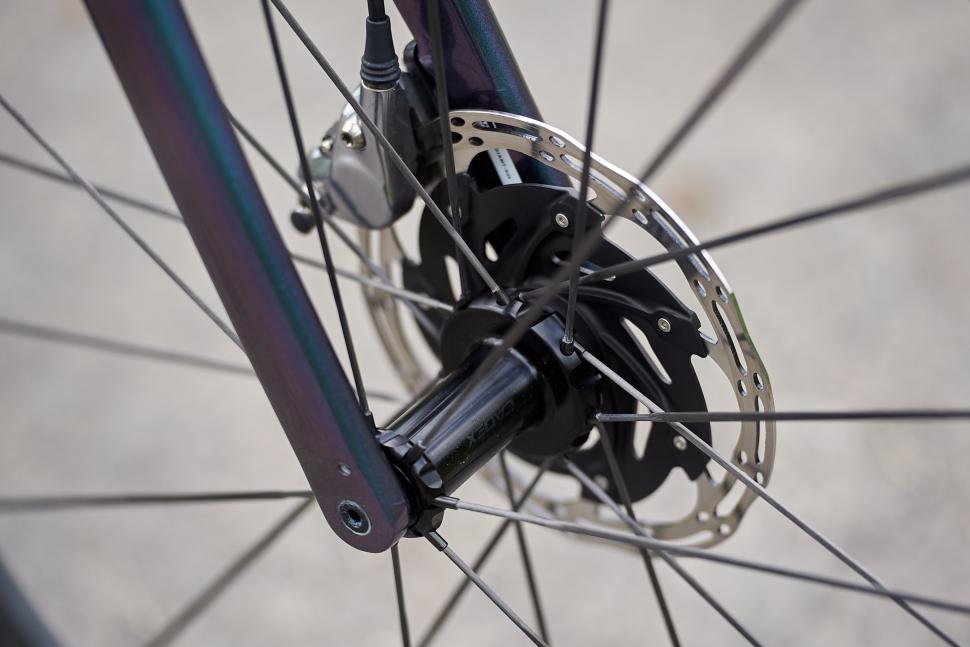2024 Giant Defy Advanced SL 0 - front hub.jpg