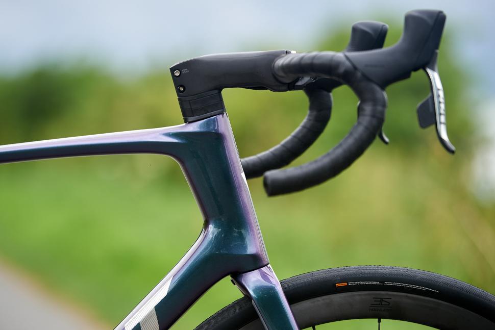 2024 Giant Defy Advanced SL 0 - head tube.jpg