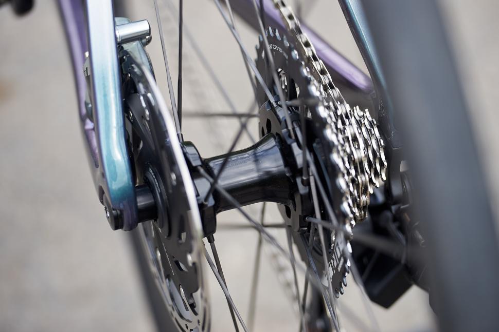 2024 Giant Defy Advanced SL 0 - rear hub.jpg