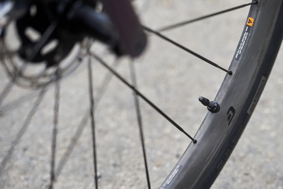 2024 Giant Defy Advanced SL 0 - rim detail 2.jpg
