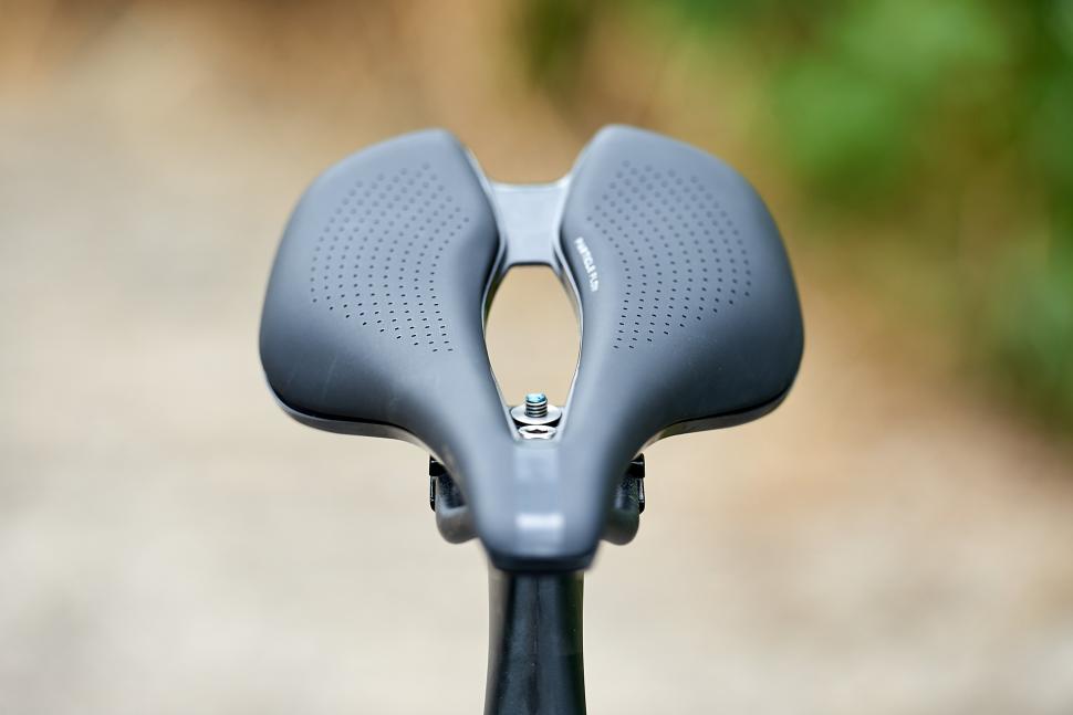 2024 Giant Defy Advanced SL 0 - saddle 2.jpg
