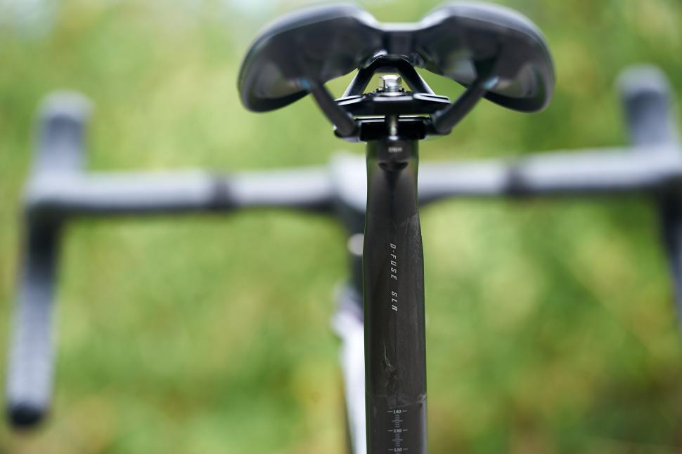 2024 Giant Defy Advanced SL 0 - seat post rear.jpg