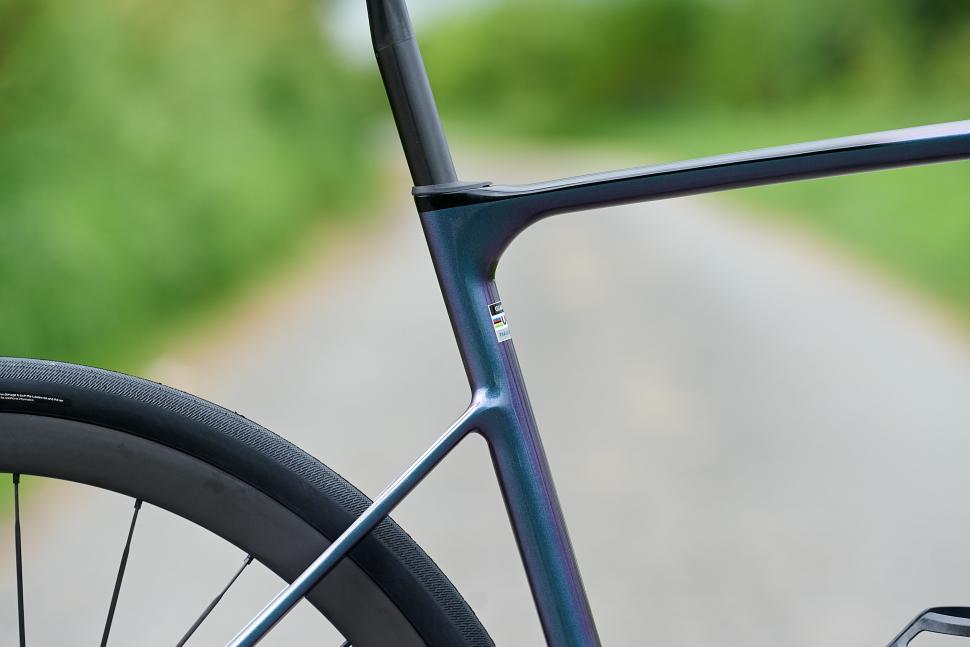 2024 Giant Defy Advanced SL 0 - seat tube junction.jpg