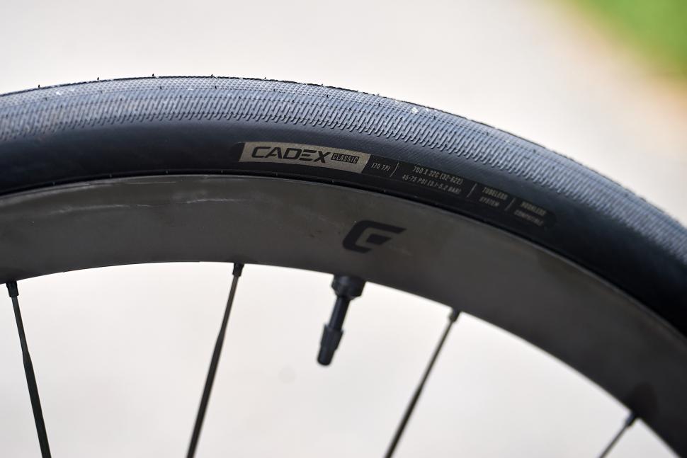 2024 Giant Defy Advanced SL 0 - tyre.jpg