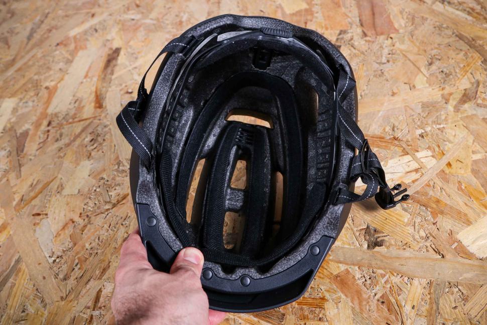 2024 Giro Caden II Urban Helmet - inside.jpg