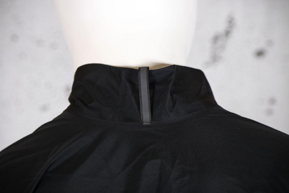 2024 Gorewear Spinshift Gore-Tex Jacket - collar back.jpg