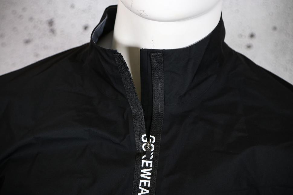 2024 Gorewear Spinshift Gore-Tex Jacket - collar.jpg