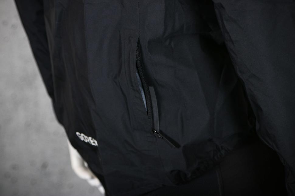 2024 Gorewear Spinshift Gore-Tex Jacket - zipped pocket.jpg